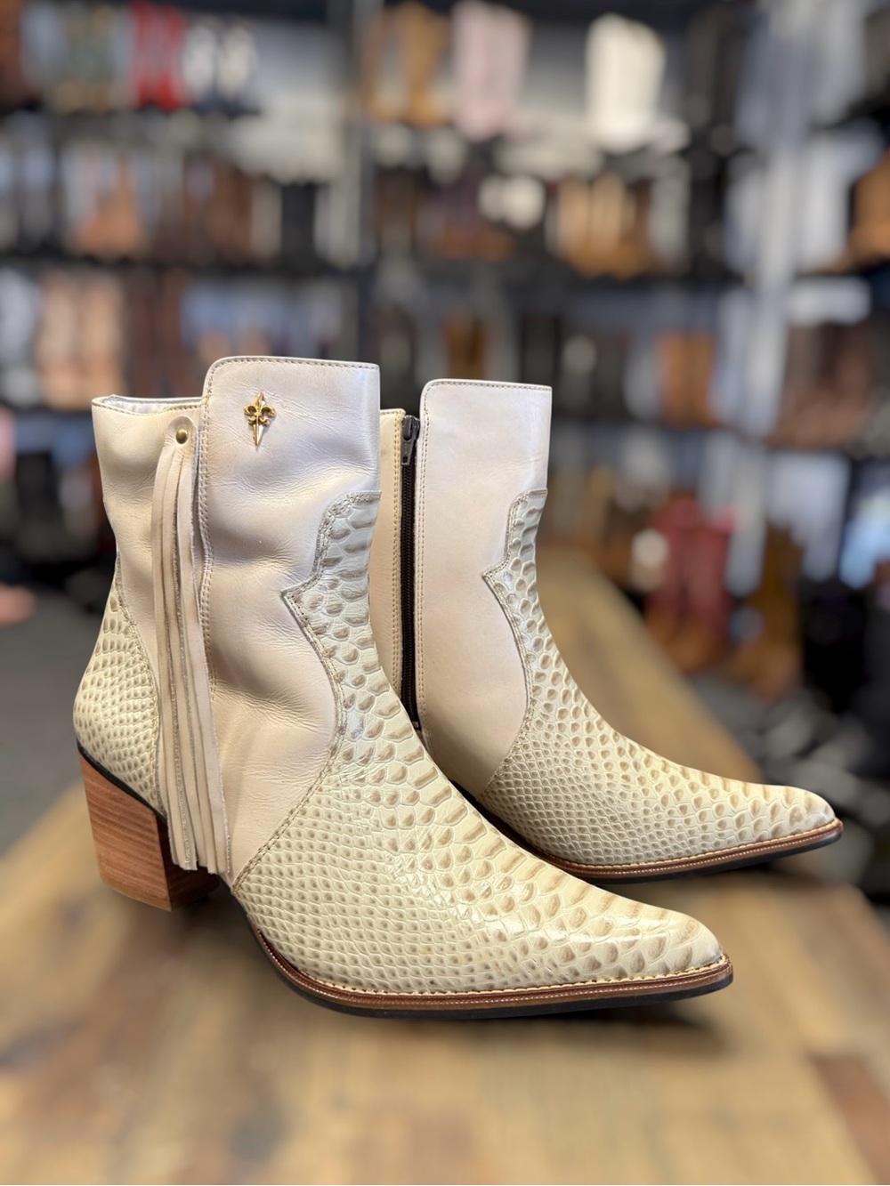 QUT Western Booties for Women Pointed Toe Leather Cowgirl Low Ankle Boot Size 10 - Picture 3 of 7
